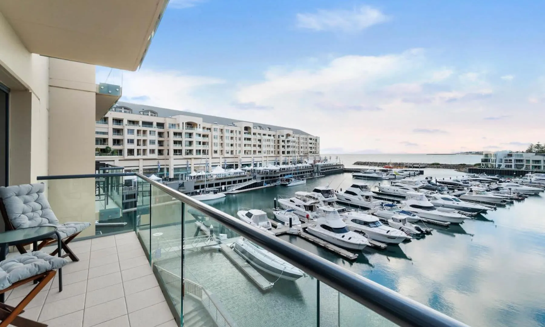 Marina Views Free Parking Beachside & Seaview Glenelg Apartment